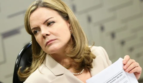 Gleisi Hoffman chama Bolsonaro de ‘covarde’ após pedido de anistia a presos por 8 de janeiro