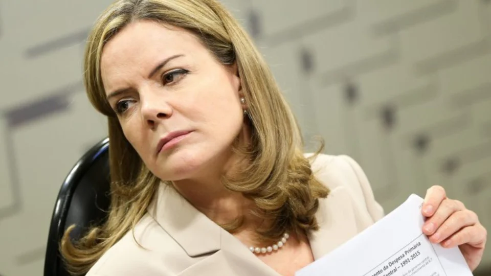 Gleisi Hoffman chama Bolsonaro de ‘covarde’ após pedido de anistia a presos por 8 de janeiro