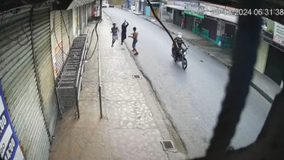 Homem é esfaqueado por suspeitos em plena luz do dia em Manaus