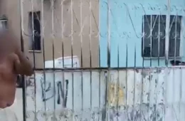 Homem joga água em entregadora durante briga em Manaus; veja vídeo