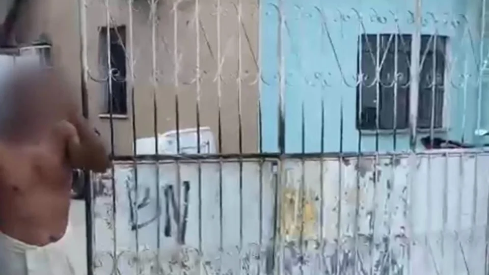 Homem joga água em entregadora durante briga em Manaus; veja vídeo