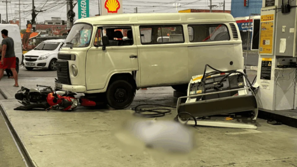 Idoso morre após colidir com moto e bomba de combustível em Manaus; veja vídeo