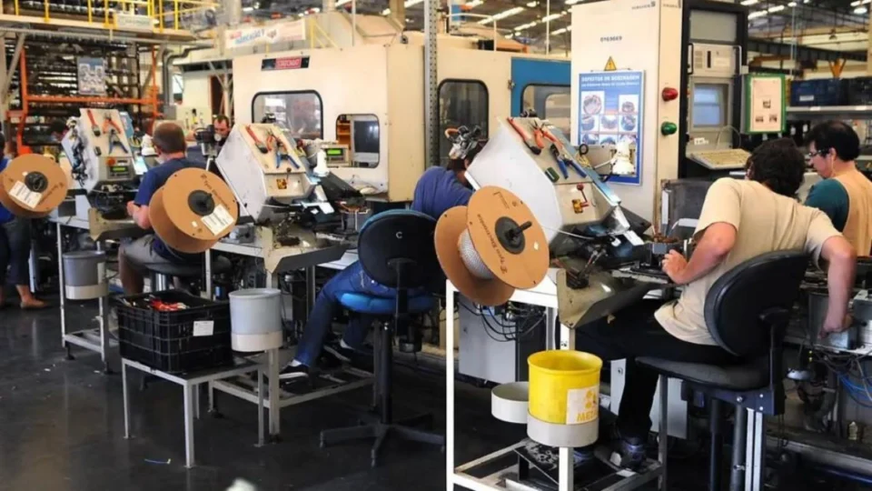 Indústria tem salto de 75% nas contratações, com jovens na liderança