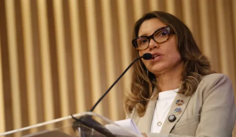 Comissão aprova moção de repúdio contra Janja por xingamento a Elon Musk