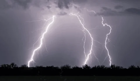 Raio atinge trilho de Metrô no DF e afeta transporte na estação Guará