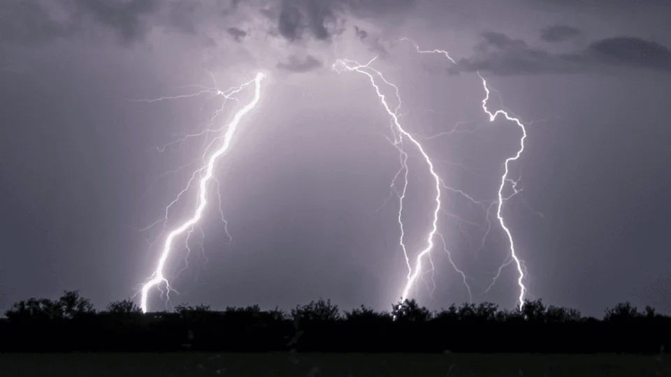 Raio atinge trilho de Metrô no DF e afeta transporte na estação Guará