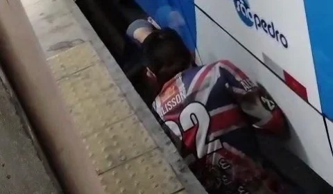 Motoqueiro é arremessado para debaixo de ônibus em acidente da avenida Constantino Nery em Manaus