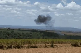 Aviões da Força Aérea colidem durante voo e um deles cai em São Paulo