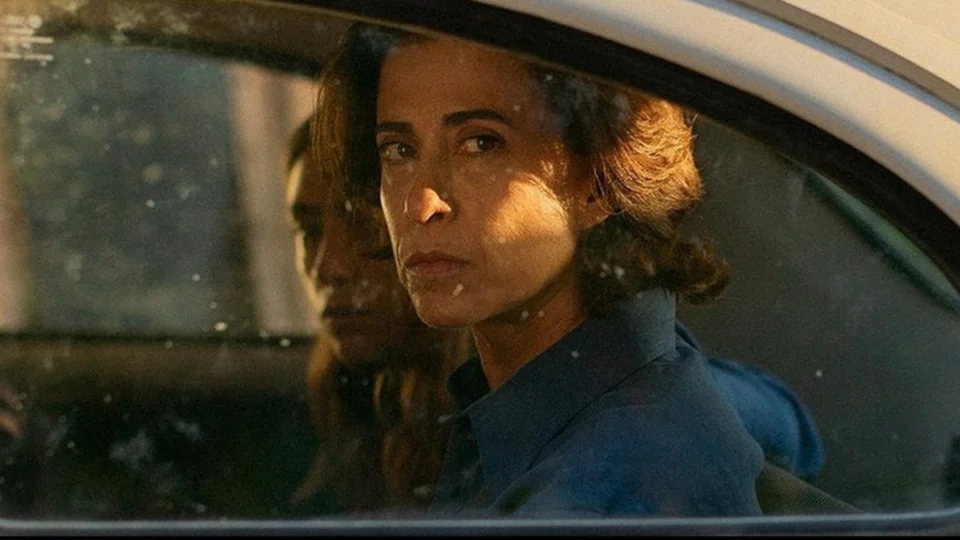 Senado vai votar sobre homenagem à Fernanda Torres por premiação no Globo de Ouro