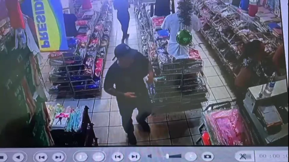 Vídeo: duas pessoas são baleadas durante assalto em loja no Centro de Manaus