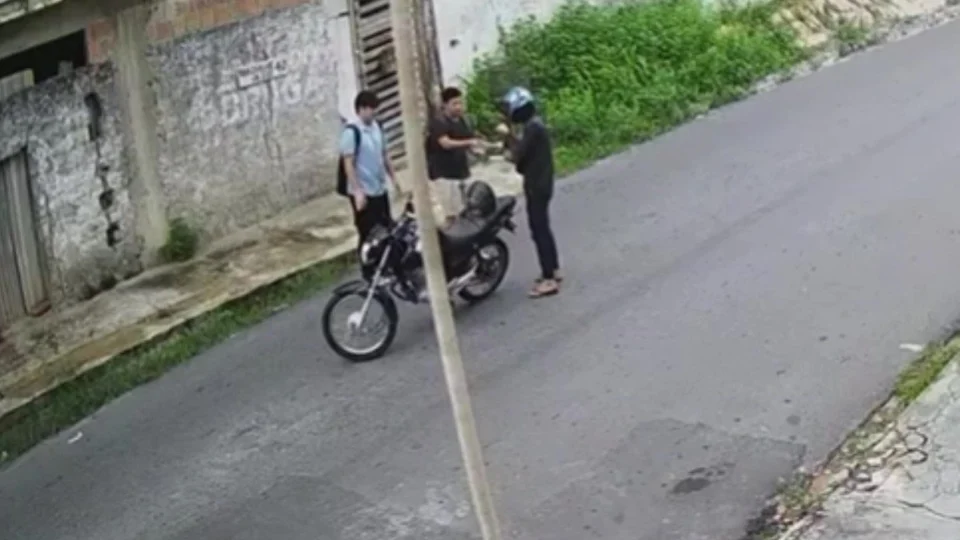 Vídeo: criminoso aponta arma para estudantes durante assalto na zona Norte de Manaus