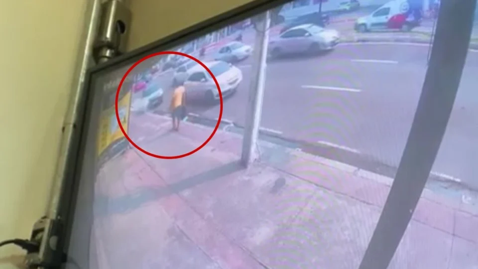 Homem é atropelado e arremessado por carro na avenida Djalma Batista em Manaus; veja vídeo