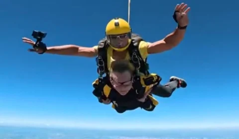 90 anos de coragem: avó encara salto de paraquedas como presente de aniversário