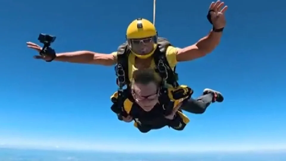 90 anos de coragem: avó encara salto de paraquedas como presente de aniversário