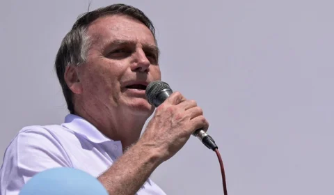Após ser indiciado, Bolsonaro critica Moraes: ‘Faz tudo o que não diz a lei’