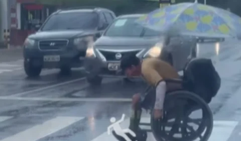 Cadeirante tenta atravessar faixa de pedestre em Manaus e quase é atropelado; veja vídeo