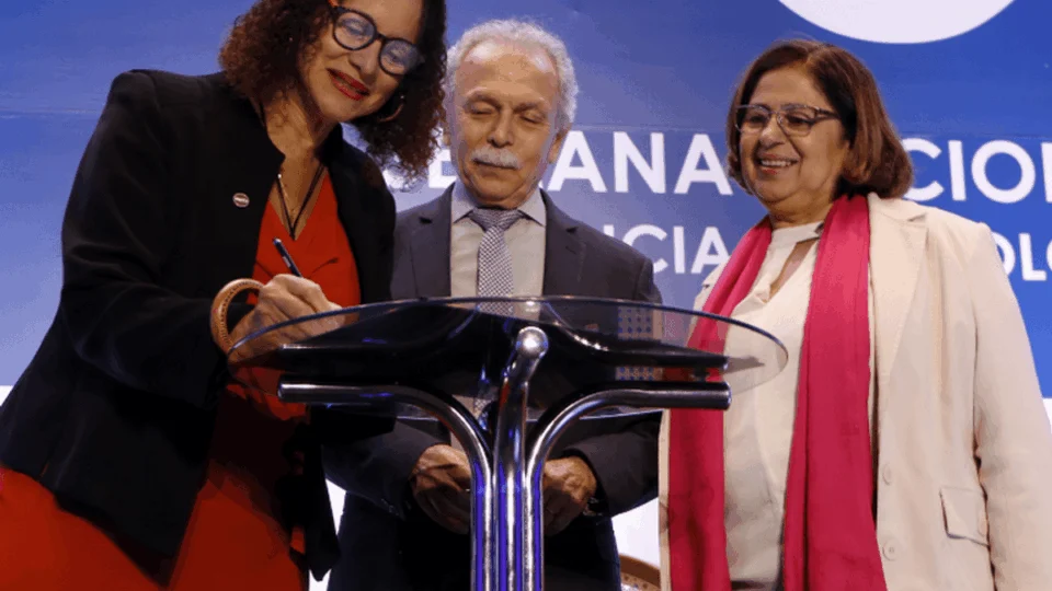 CNPq lança ‘Prêmio Mulheres e Ciência’ com R$ 500 mil em premiação