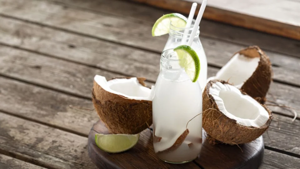 Benefícios do suco de coco com limão: Conheça as propriedades desta bebida; Veja receita