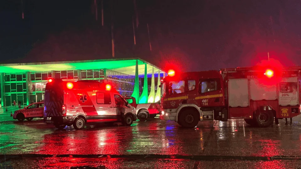 Ministros e servidores são retirados após explosão em frente ao STF