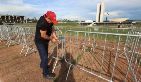 Após atentado explosivo, Praça dos Três Poderes é cercada por grade de proteção