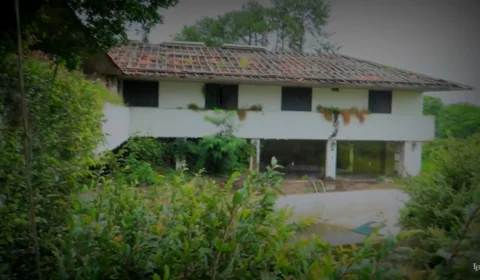 ‘Caindo aos pedaços’: veja mansões de famosos que estão em estado de abandono