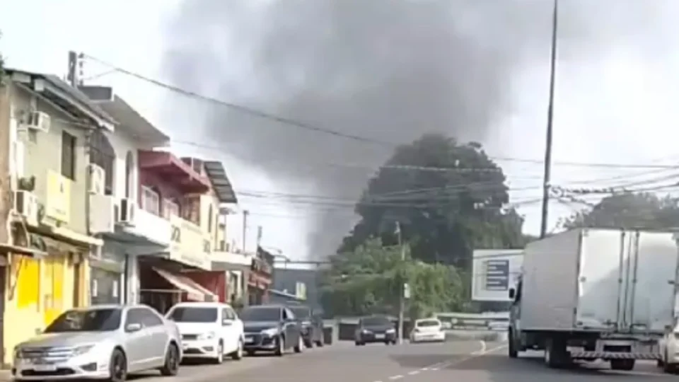 Vídeo: incêndio atinge casa e assusta moradores na zona Sul de Manaus