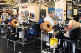 Indústria cresce em 2024 e aumenta contratação de jovens