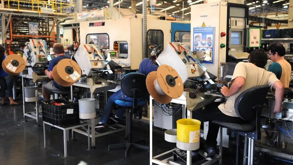 Indústria cresce em 2024 e aumenta contratação de jovens