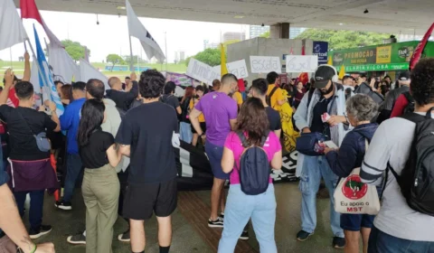 Manifestantes protestam em Brasília pelo fim da escala 6X1