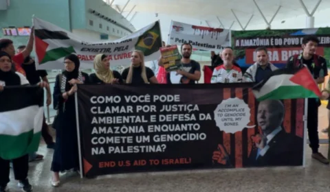Organização palestina realiza manifestação contra visita de Biden em Manaus