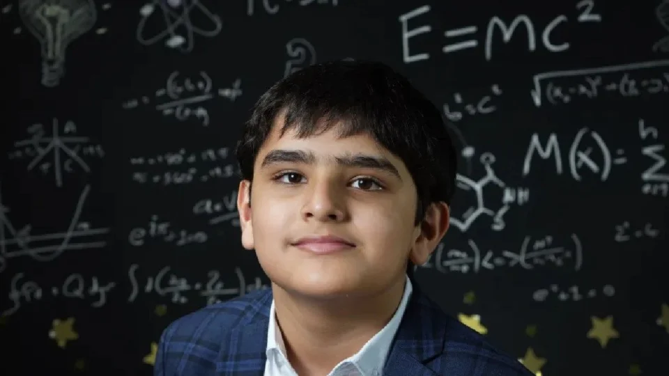 Menino de 10 anos alcança nota incrível em teste de QI e supera gênios como Einstein
