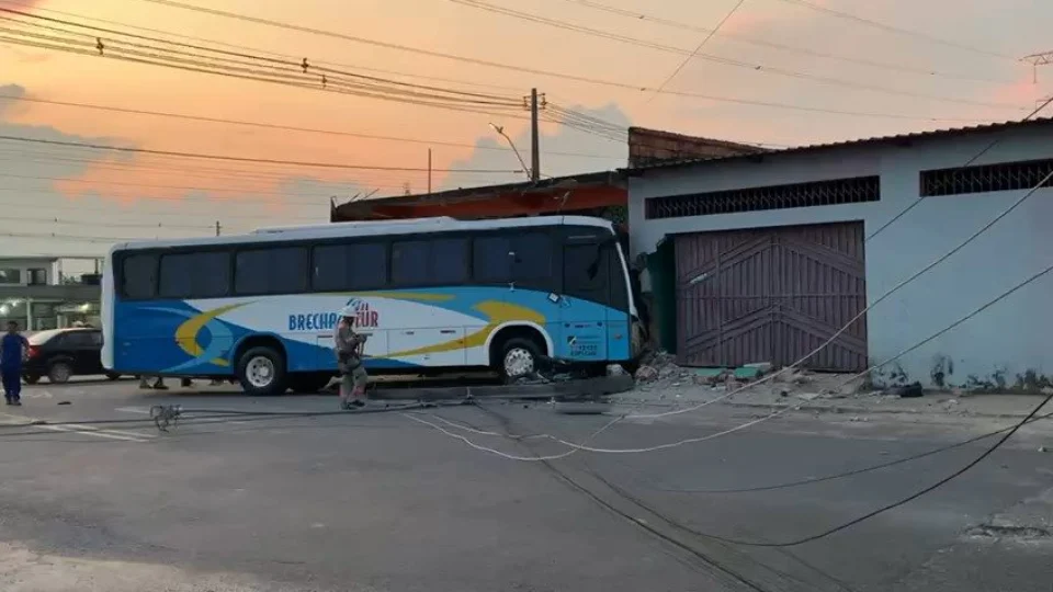 Ônibus invade oficina e deixa dois feridos no bairro Nova Cidade em Manaus