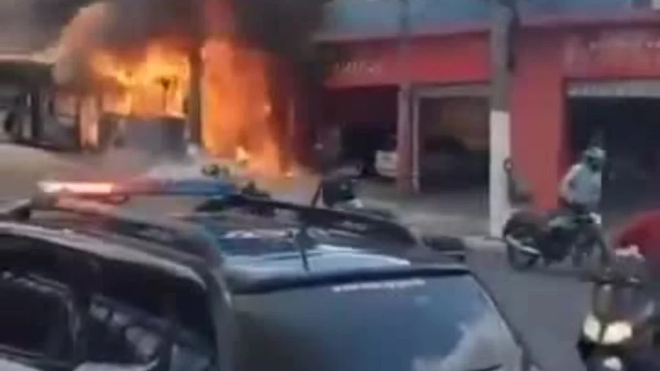 Ônibus público pega fogo e causa explosão em poste de eletricidade em SP; veja vídeo