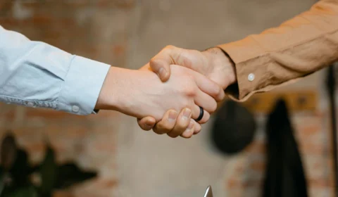 Dia Mundial da Saudação: frases para enviar e saiba mais sobre a data de hoje (21/11)