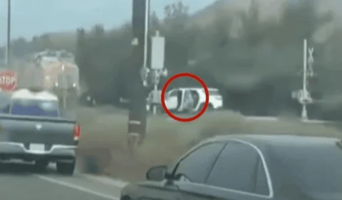 VÍDEO: Policial salva criança de carro preso nos trilhos segundos antes da passagem do trem