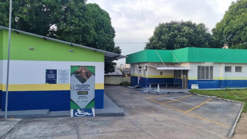 Dois homens são presos por agredir e ameaçar pais idosos em Manaus