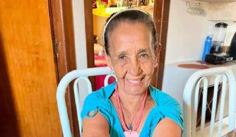 Avó oferece dinheiro escondido pra neta e vídeo diverte seguidores: “Tenho dezão”