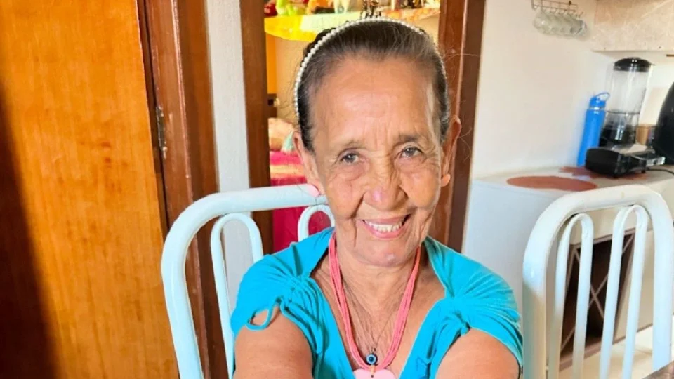 Avó oferece dinheiro escondido pra neta e vídeo diverte seguidores: “Tenho dezão”