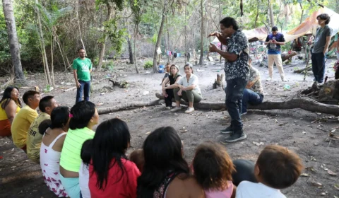 Yanomamis buscam assistência após três anos vivendo em acampamento em meio à crise Saúde