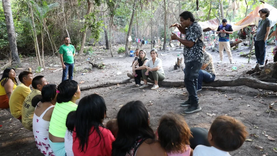 Yanomamis buscam assistência após três anos vivendo em acampamento em meio à crise Saúde