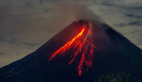 Vulcão entra em erupção e causa morte de 10 pessoas na Indonésia; assista vídeos