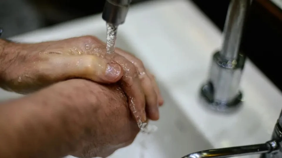 Abastecimento de água é suspenso após rompimento de tubulação em Manaus; veja bairros