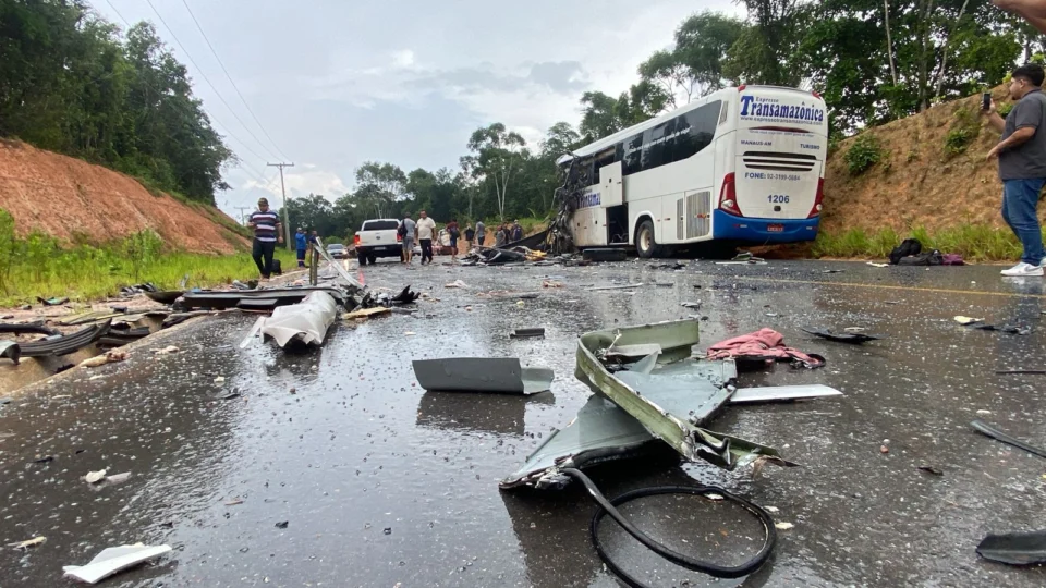 Acidente na AM-010: entidades e time de futebol manifestam pesar por vítimas