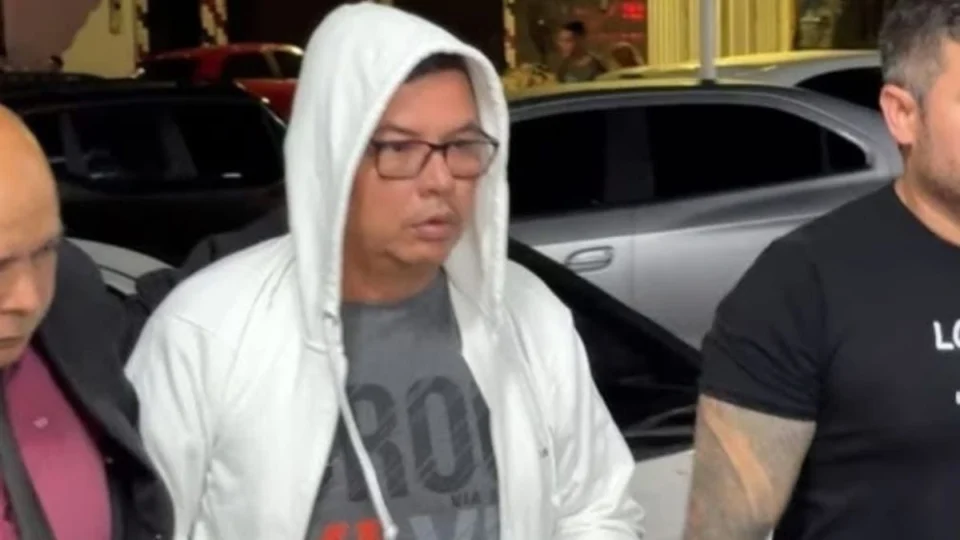 ‘Bacana’ se entrega à polícia, suspeito de agredir o sambista Paulo Onça em Manaus