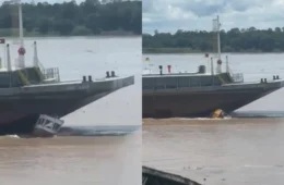 Balsa passa por cima de lancha em Codajás, interior do Amazonas; veja vídeo