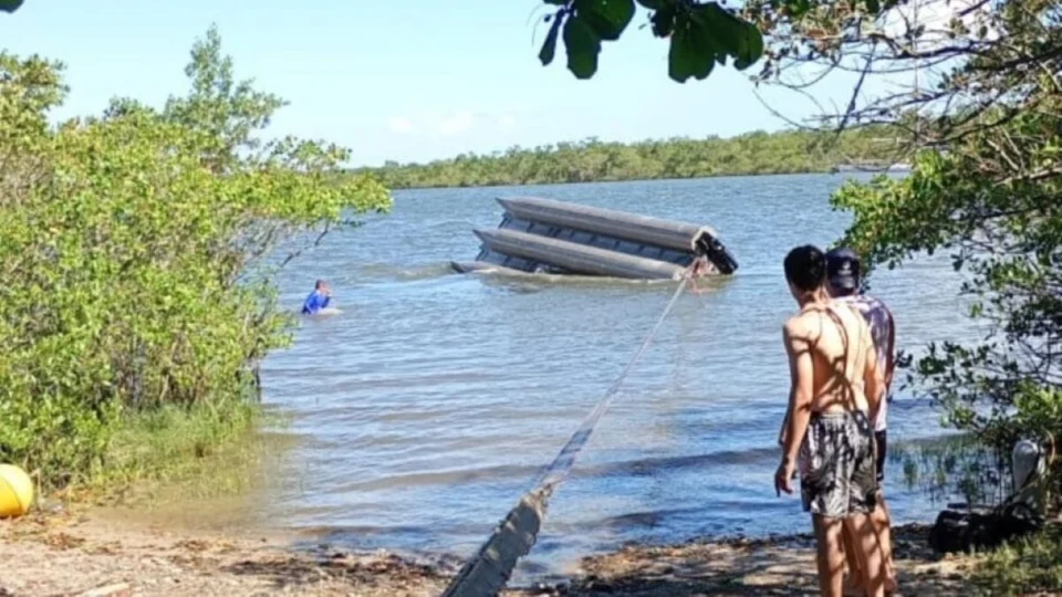 Bebê desaparece no mar após barco virar e é encontrada com vida