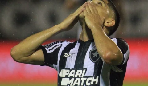 Botafogo domina São Paulo e faz gol no 1º tempo com a mão na taça