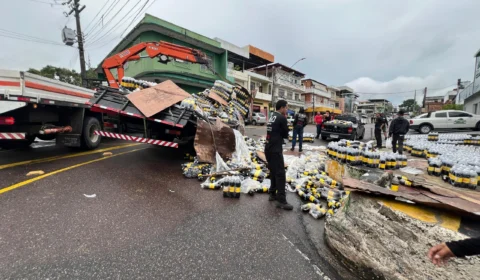 Carga de refrigerantes cai de caminhão e causa transtornos em Manaus
