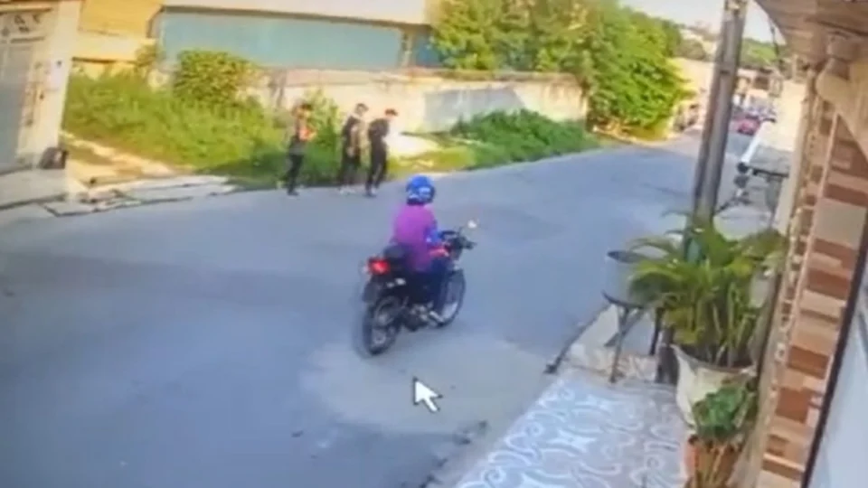 Criminoso assalta estudantes a caminho da escola  em Manaus