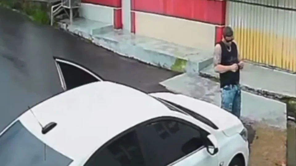 Homem é flagrado por câmeras jogando ‘catolé’ em casas de Manaus